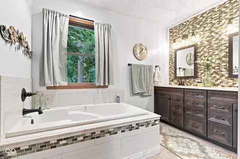 Bath - 3628 Paddock Rd, Plainfield, IN 46168 photo 1 of 5