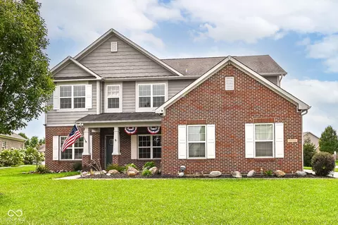 4693 W Chert Dr, New Palestine, IN 46163