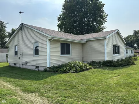 407 E Log St, Carthage, IN 46115 photo 2