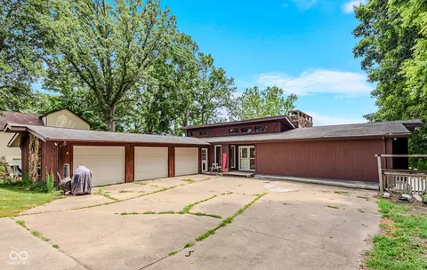 16451 E Lake Shore Dr N, Hope, IN 47246