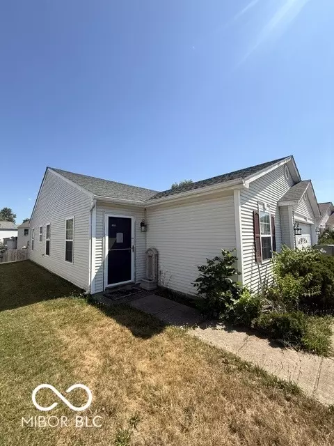 9132 Blue Pine Dr, Indianapolis, IN 46231