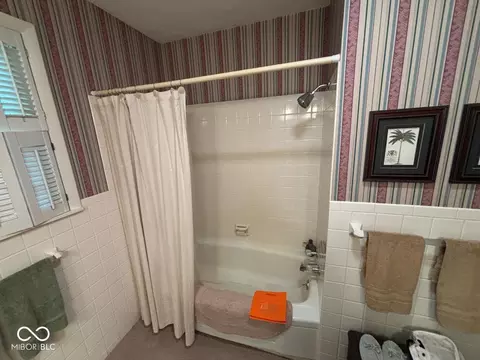 Bath - 3100 E Sunset Dr, Muncie, IN 47303 photo 2 of 5