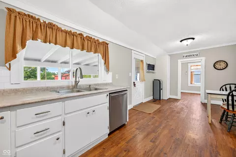 Entry Way - 5365 E State St E, Columbus, IN 47201 photo 2 of 2