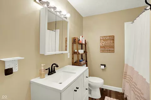 Bath - 511 E Marion Ave, Arcadia, IN 46030 photo 1 of 1