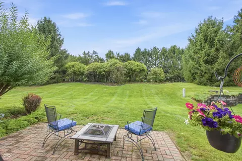 6055 Boulder Ct, Columbus, IN 47201
