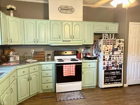 Kitchen - 928 S Broadway St, Pendleton, IN 46064 photo 3 of 5
