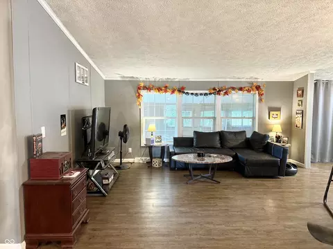 Living - 928 S Broadway St, Pendleton, IN 46064 photo 1 of 1