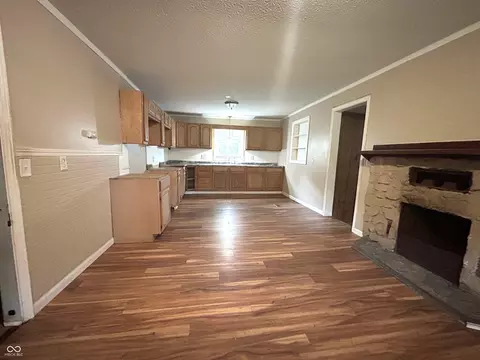 Living - 952 E Booe, Austin, IN 47102 photo 2 of 9