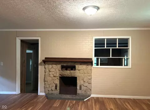 Living - 952 E Booe, Austin, IN 47102 photo 5 of 9