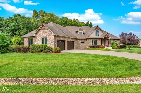 4202 Whitetail Woods Dr, Bargersville, IN 46106
