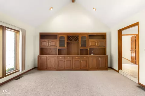 Living - 1058 Junco Dr, Columbus, IN 47203 photo 3 of 15