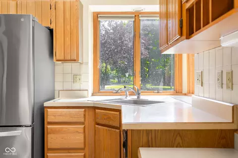 Kitchen - 1058 Junco Dr, Columbus, IN 47203 photo 2 of 5