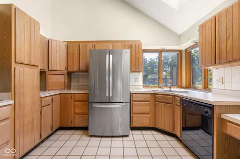 Kitchen - 1058 Junco Dr, Columbus, IN 47203 photo 3 of 5