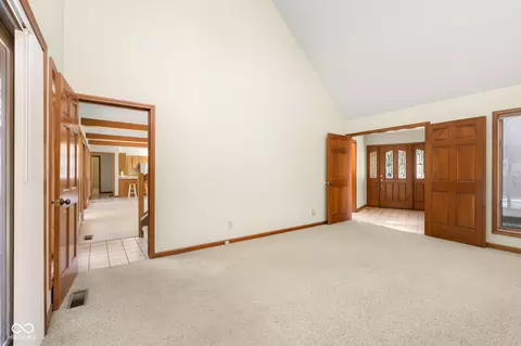 Living - 1058 Junco Dr, Columbus, IN 47203 photo 12 of 15