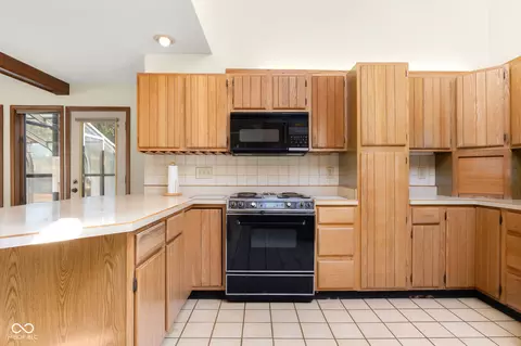 Kitchen - 1058 Junco Dr, Columbus, IN 47203 photo 4 of 5