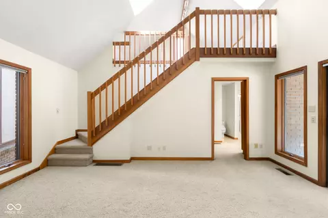 Living - 1058 Junco Dr, Columbus, IN 47203 photo 13 of 15