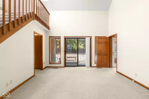 Living - 1058 Junco Dr, Columbus, IN 47203 photo 14 of 15