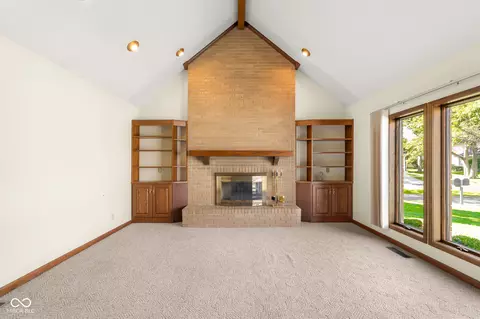 Living - 1058 Junco Dr, Columbus, IN 47203 photo 2 of 15