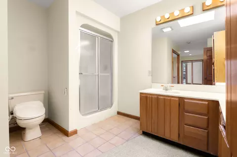 Bath - 1058 Junco Dr, Columbus, IN 47203 photo 1 of 8