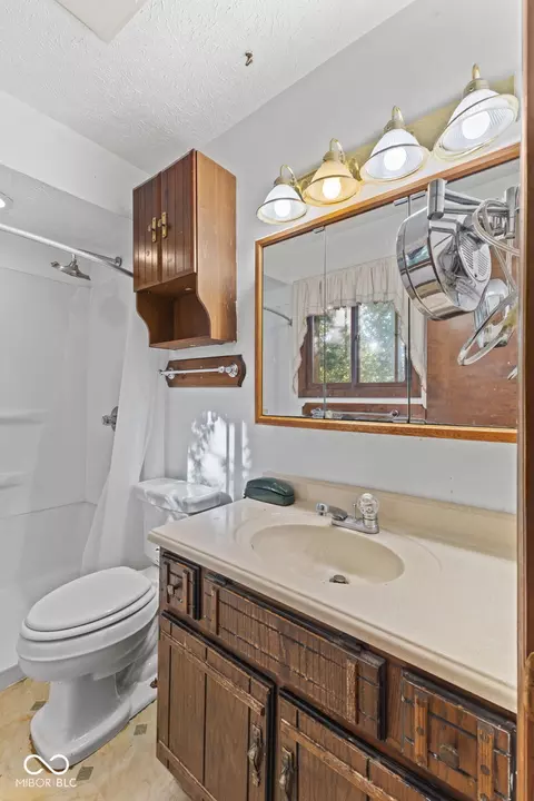 Bath - 555 Clark St, Brooklyn, IN 46111 photo 4 of 4