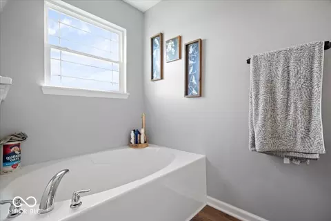 Bath - 615 Blarney Dr, Pendleton, IN 46064 photo 4 of 5