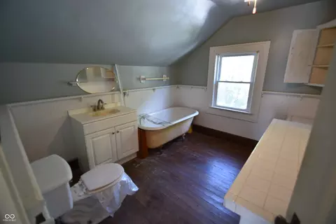 Bath - 2016 Spring St, New Castle, IN 47362 photo 2 of 2