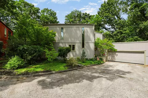 2812 W Fawkesway Dr, Bloomington, IN 47404