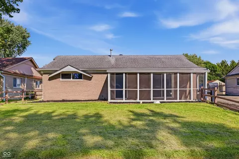 611 Gooseberry Ln, Greenwood, IN 46143