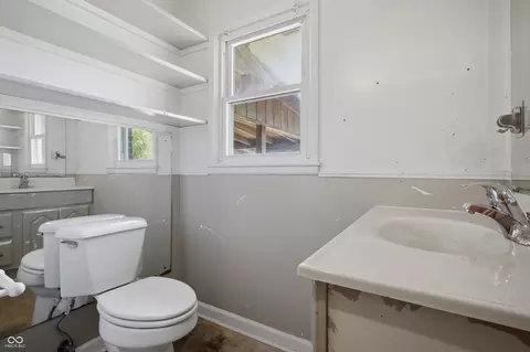 Bath - 5628 Denois St, Columbus, IN 47201 photo 2 of 3