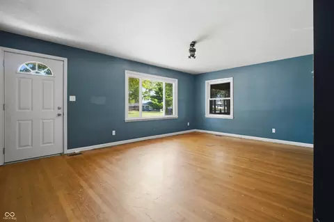 Living - 5628 Denois St, Columbus, IN 47201 photo 2 of 4