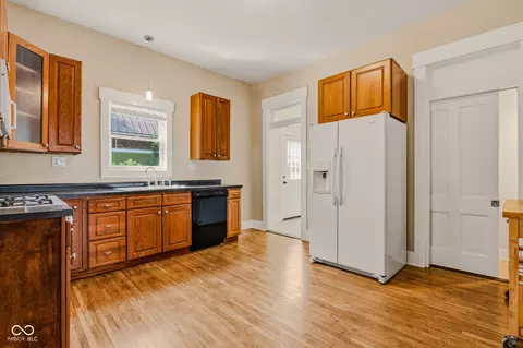 Kitchen - 521 8th St, Columbus, IN 47201 photo 2 of 5