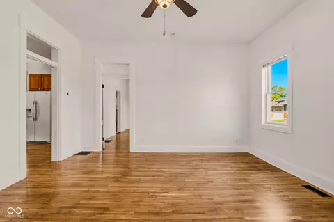 Living - 521 8th St, Columbus, IN 47201 photo 2 of 3