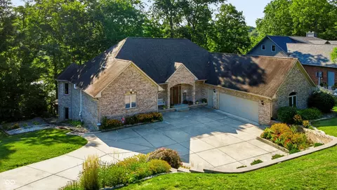 7511 S Poplar Point Dr, Trafalgar, IN 46181
