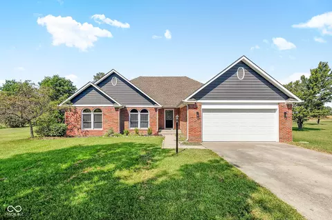 5896 N Red Oak Dr, Greenfield, IN 46140