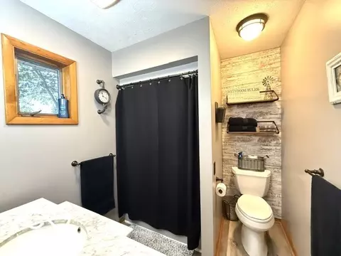 Bath - 303 Mattie Harris Rd, Centerville, IN 47330 photo 3 of 4