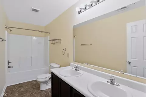 Bath - 1617 Maplewood Ln, Pendleton, IN 46064 photo 6 of 8