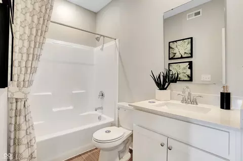 Bath - 11635 Kylemore Dr, Indianapolis, IN 46235 photo 1 of 3