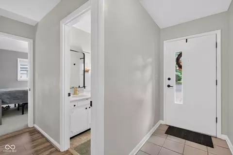 Entry Way - 2112 E Memory Ln, Anderson, IN 46013 photo 3 of 3