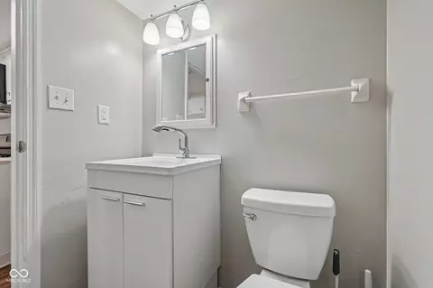 Bath - 3962 Braddock Rd, Indianapolis, IN 46268 photo 2 of 5