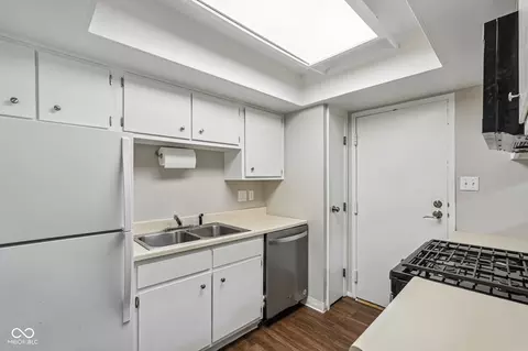Kitchen - 3962 Braddock Rd, Indianapolis, IN 46268 photo 1 of 5