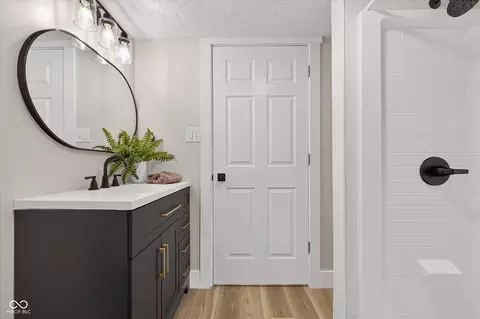 Bath - 4720 Caroline St, Indianapolis, IN 46205 photo 4 of 4