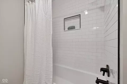 Bath - 4720 Caroline St, Indianapolis, IN 46205 photo 3 of 4