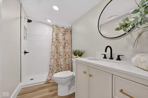 Bath - 4720 Caroline St, Indianapolis, IN 46205 photo 1 of 4