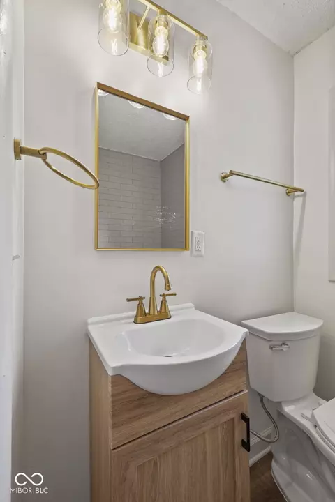 Bath - 4571 Devon Dr, Indianapolis, IN 46226 photo 4 of 7