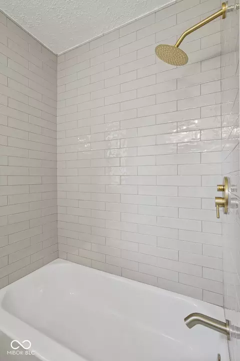 Bath - 4571 Devon Dr, Indianapolis, IN 46226 photo 5 of 7