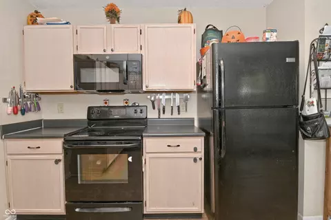 Kitchen - 2372 Shadowbrook Dr, Plainfield, IN 46168 photo 3 of 6