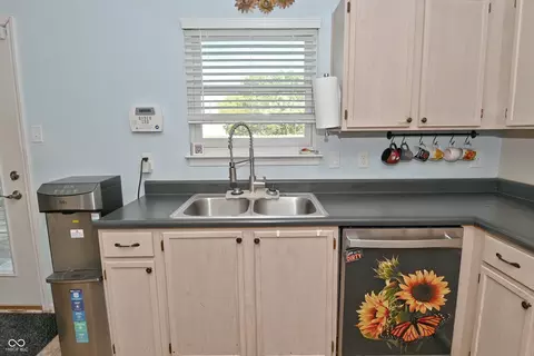 Kitchen - 2372 Shadowbrook Dr, Plainfield, IN 46168 photo 4 of 6