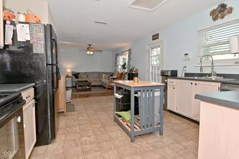 Kitchen - 2372 Shadowbrook Dr, Plainfield, IN 46168 photo 5 of 6