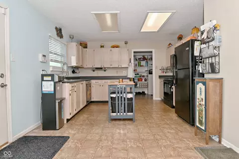 Kitchen - 2372 Shadowbrook Dr, Plainfield, IN 46168 photo 1 of 6