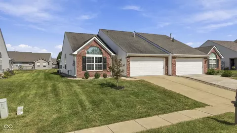 1170 Creek Bend Dr, Greenwood, IN 46143